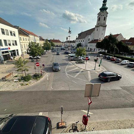 Central Plaza Family Apartment 2 Bedroom Bruckneudorf Bagian luar foto